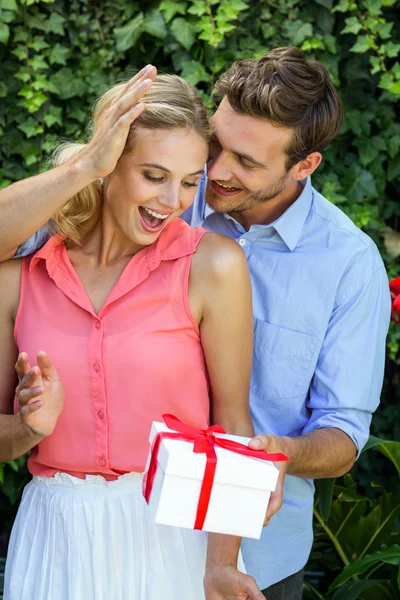 Romantische man geven cadeau — Stockfoto