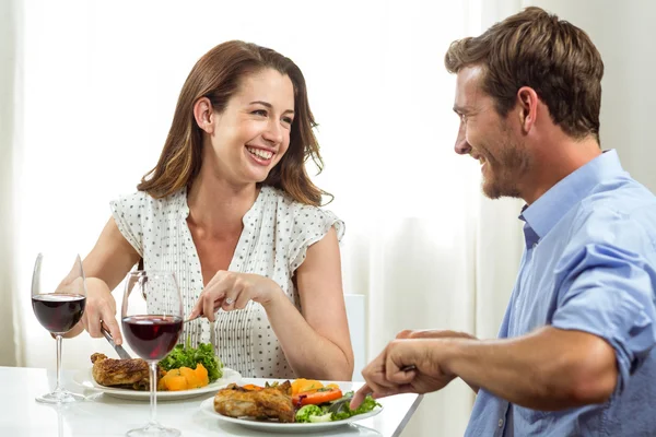 Glückliches Paar beim Mittagessen — Stockfoto