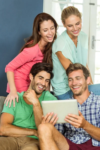 Amici felici utilizzando tablet digitale — Foto Stock