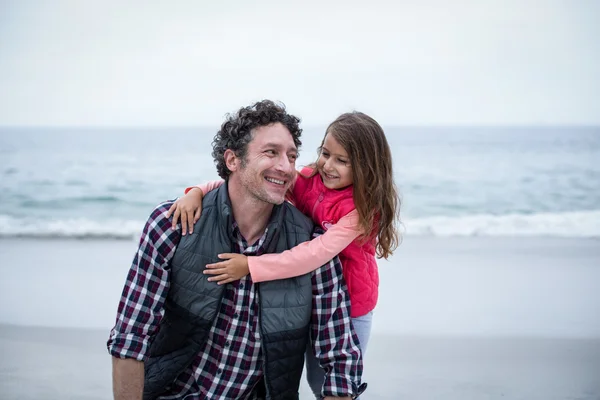 Chica abrazando sonriente padre —  Fotos de Stock