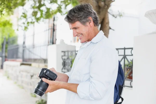 Šťastný muž díval do kamery — Stock fotografie