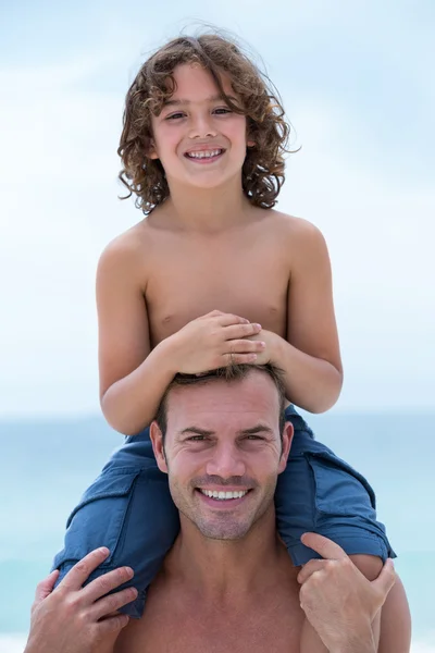 Sorrindo pai carregando filho — Fotografia de Stock