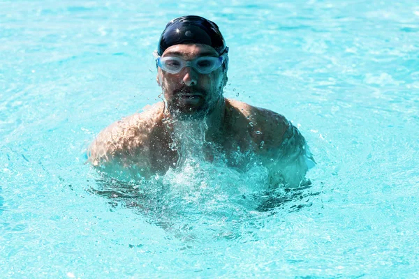 Ajuste nadador haciendo golpe de mariposa —  Fotos de Stock