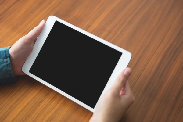 Woman holding tablet — Stock Photo, Image