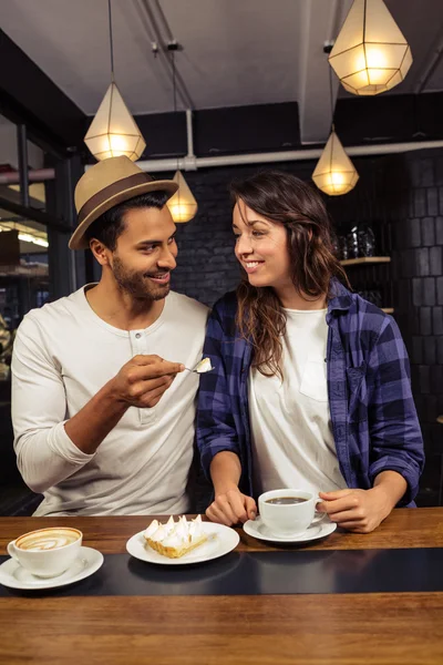 Uomo alimentazione donna con torta — Foto Stock