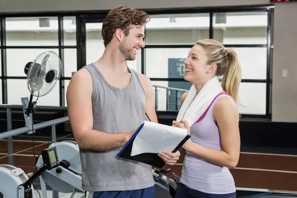 Mujer hablando con entrenador después del entrenamiento —  Fotos de Stock