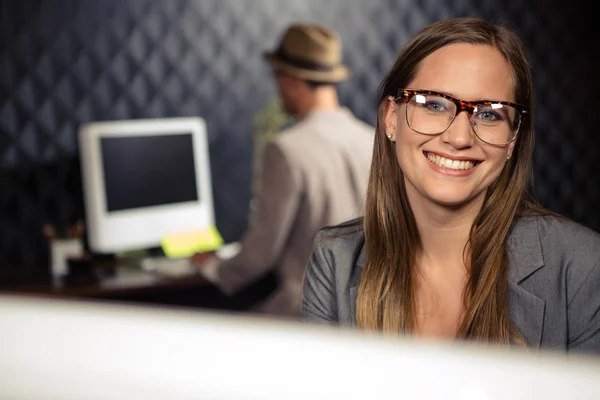 Empresária criativa sorrindo para a câmera — Fotografia de Stock