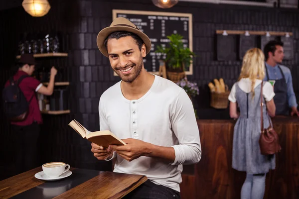 Mann liest ein Buch — Stockfoto