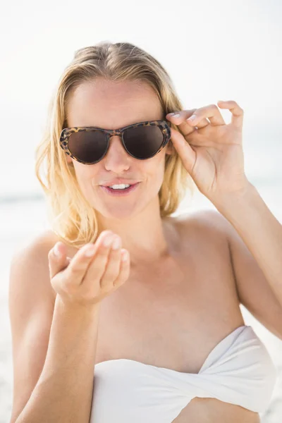 Blonde vrouw die zich voordeed op het strand — Stockfoto