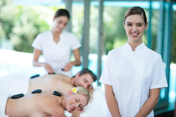 Vrouwelijke masseur in spa — Stockfoto