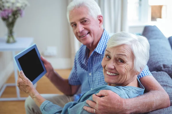 Casal Sênior segurando Tablet — Fotografia de Stock