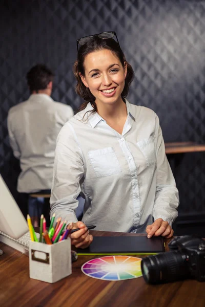 Empresária trabalhando em tablet gráfico — Fotografia de Stock