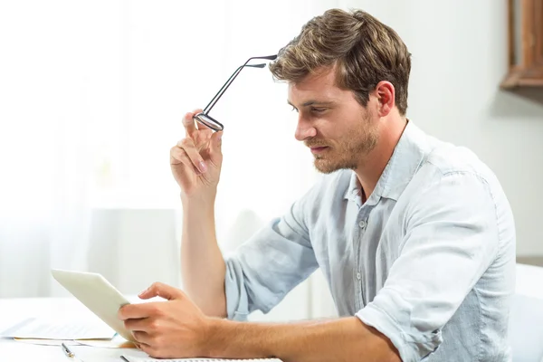 Homem frustrado usando tablet digital — Fotografia de Stock