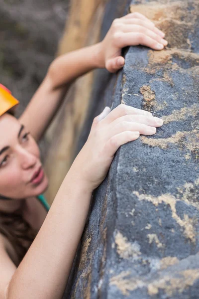 Mujer escalando roca — Foto de Stock