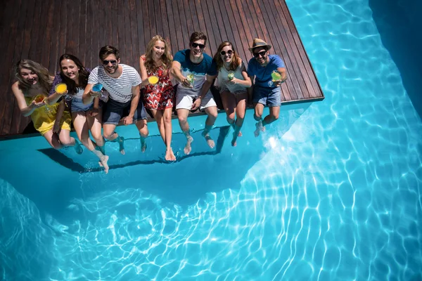 Glückliche Freunde sitzen im Schwimmbad — Stockfoto