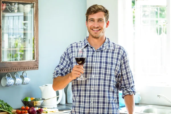 Hombre sosteniendo copa de vino —  Fotos de Stock