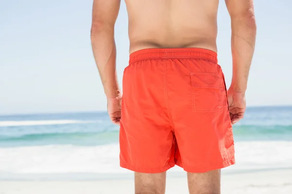 Uomo in posa sulla spiaggia — Foto Stock
