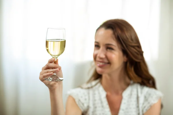 Mujer sosteniendo copa de vino — Foto de Stock