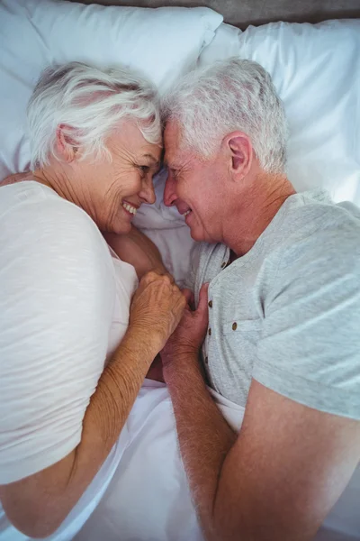 Casal sênior tocando cabeças — Fotografia de Stock