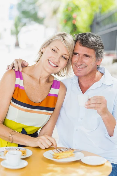 Pareja disfrutando del café en la cafetería —  Fotos de Stock