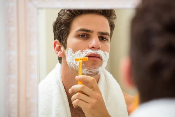 Homem de barbear na frente do espelho do banheiro — Fotografia de Stock