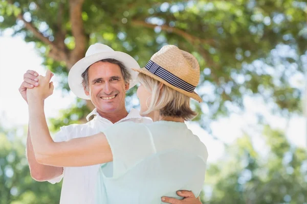 Gelukkige paar dansen buitenshuis — Stockfoto