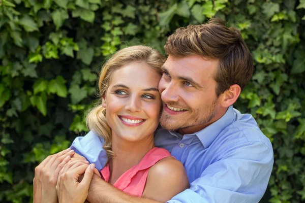 Sorrindo casal abraçando — Fotografia de Stock