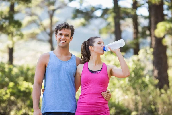 Man med partner dricksvatten — Stockfoto