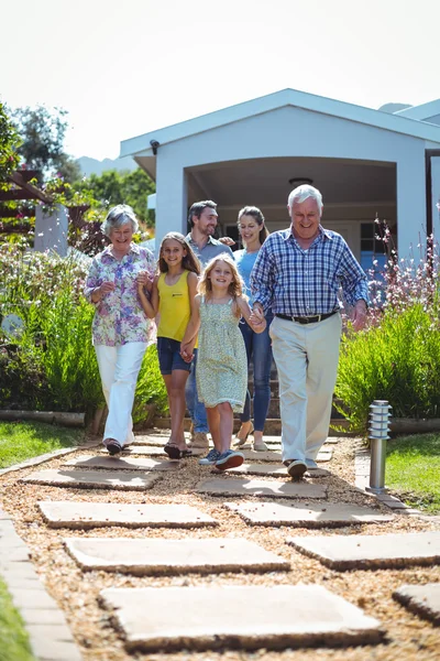 Familjen går på gångstig — Stockfoto