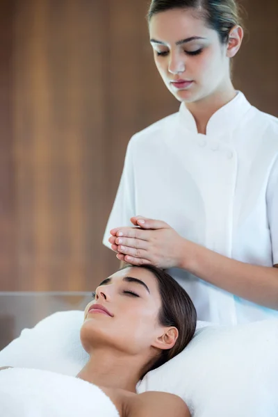 Mulher recebendo massagem de massagista — Fotografia de Stock