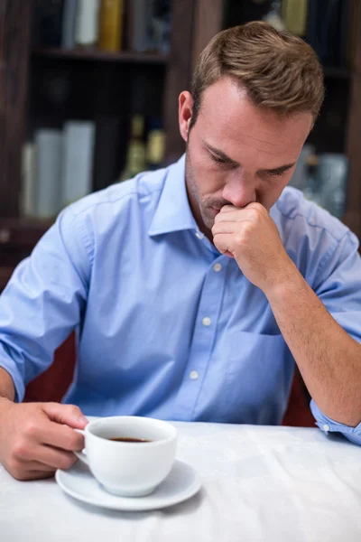 Hombre sosteniendo taza de café — Foto de Stock