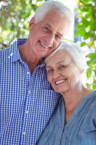 Soddisfatto coppia anziana con braccio intorno — Foto Stock