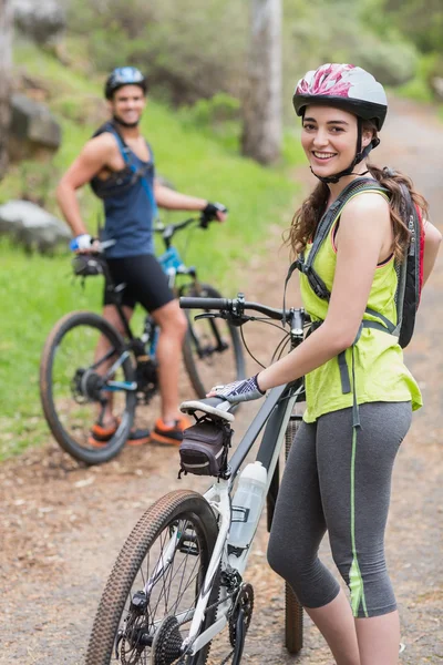 Gelukkig biker met man op voetpad — Stockfoto