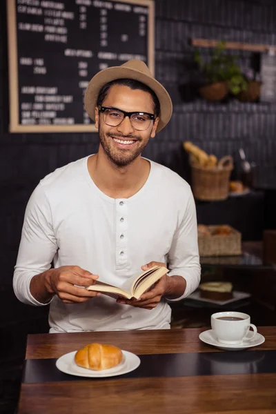 Hombre leyendo un libro — Foto de Stock