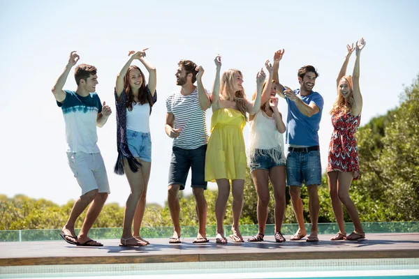 Amigos felices bailando cerca de la piscina —  Fotos de Stock
