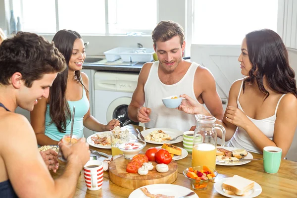 Jovem casal tomando café da manhã — Fotografia de Stock