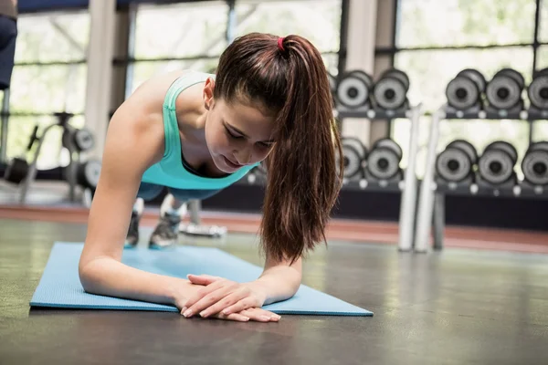 Kvinnan gör armhävningar i gym — Stockfoto