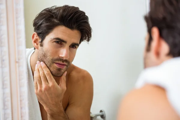 Uomo controllando la sua barba in bagno — Foto Stock