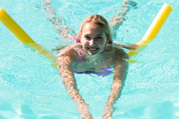 Femme nageant dans la piscine — Photo