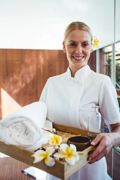 Bandeja de retenção de massagista sorridente — Fotografia de Stock