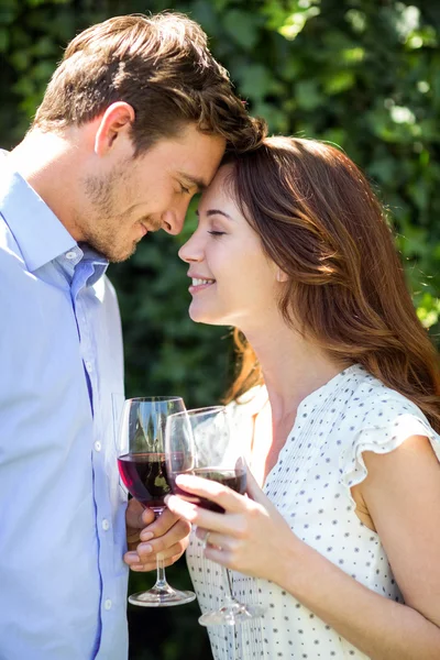 Coppia romantica che tiene bicchieri da vino — Foto Stock