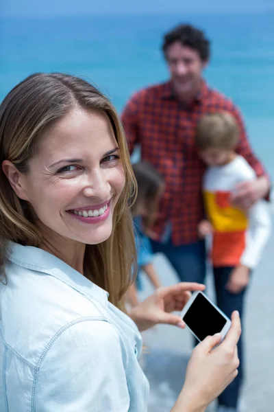 Alegre madre sosteniendo el teléfono celular —  Fotos de Stock