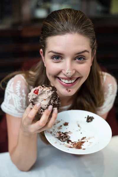 Γυναίκα που απολαμβάνει το κέικ στο εστιατόριο — Φωτογραφία Αρχείου