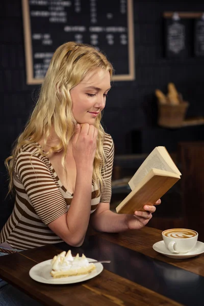 책을 읽고 있는 여자 — 스톡 사진