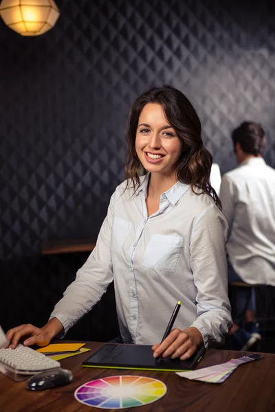 Empresaria que trabaja en la computadora — Foto de Stock