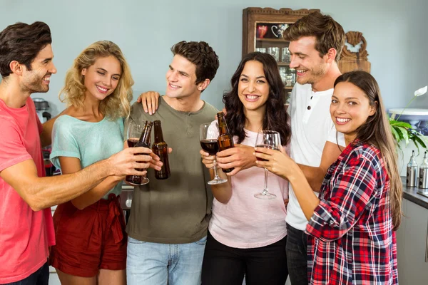 Glückliche Freunde stoßen auf Getränke an — Stockfoto