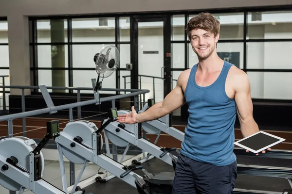 Entrenador de gimnasio celebración de la tableta — Foto de Stock