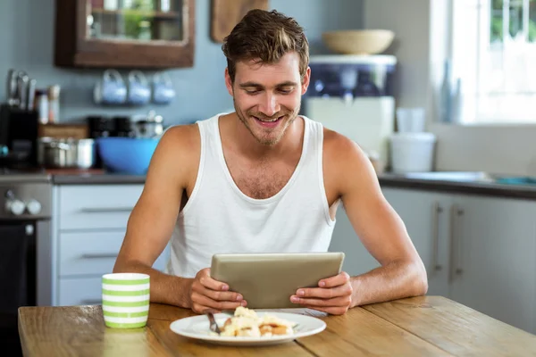 デジタルタブレットを使って微笑む男 — ストック写真