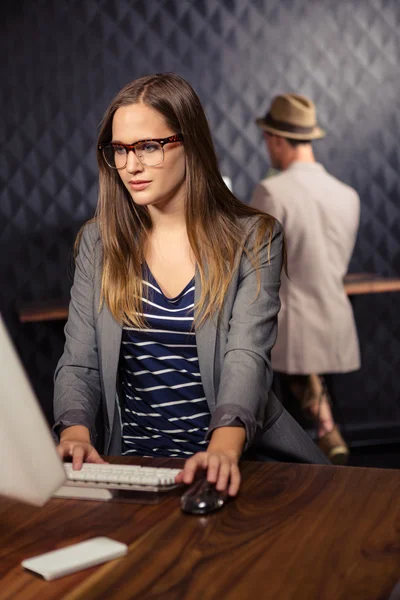 Mulher de negócios criativa usando computador — Fotografia de Stock