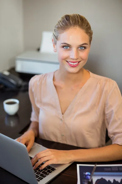 Affärskvinna Arbetar på laptop — Stockfoto